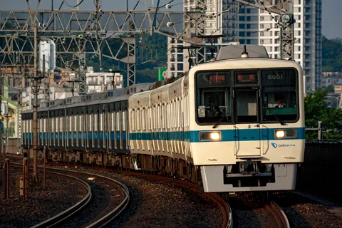 都市を滑る、青と白の列車