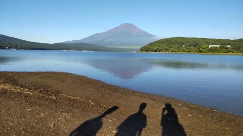 湖面に映る富士と伸びゆく影