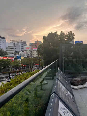 都会の空に浮かぶ雲の灯り