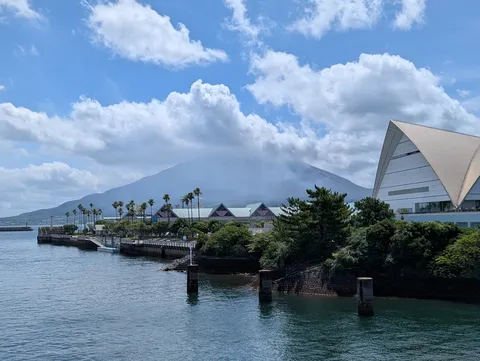 海と空と噴煙のドラマ