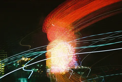 光の軌跡が描く夜の万華鏡