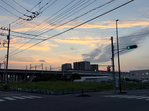 信号色の空、夕暮れの交差点
