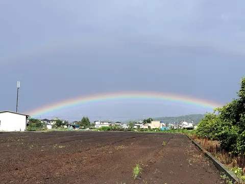 雨上がりの虹、農村の風景