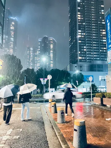 ネオン滲む雨の街角