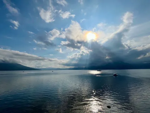 光の筋が導く、穏やかな水面の旅