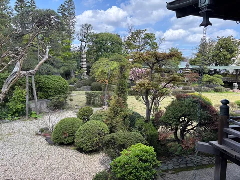 石塔、今日も庭園パトロール中！