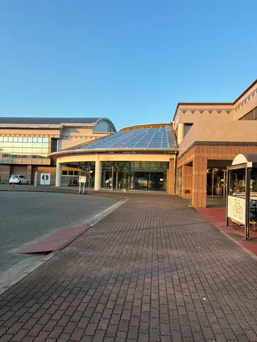 夕暮れ時の近代的な建築