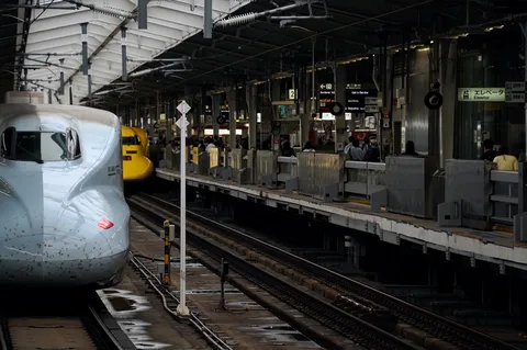 旅立ちを待つ、静かな駅の光景