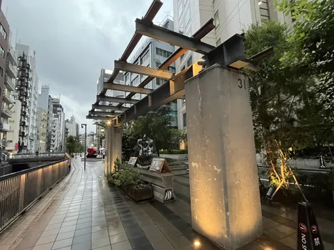 都会の鋼鉄と水辺の道