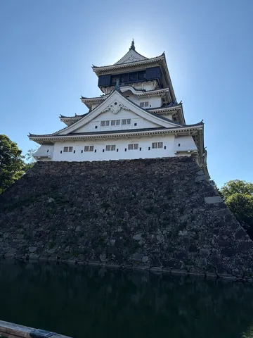 青空に映える白い城