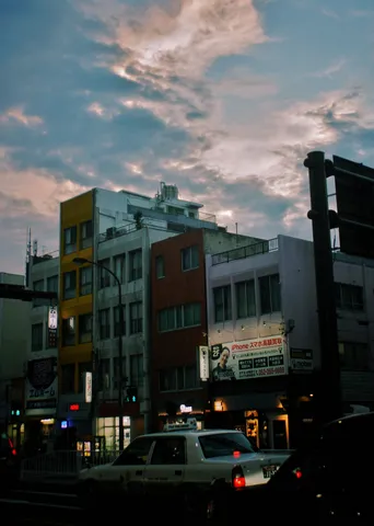 夕暮れの街に映える色彩