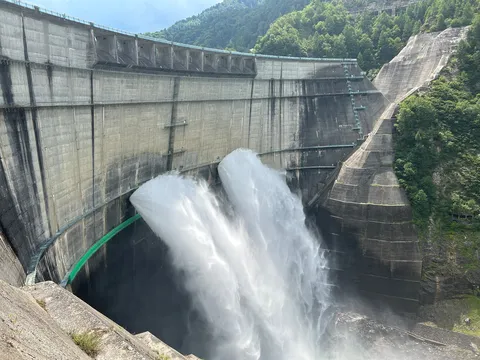 水のエネルギーがほとばしる瞬間