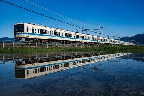 水鏡に映る、青空と列車
