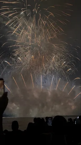 水面に映る花火の余韻