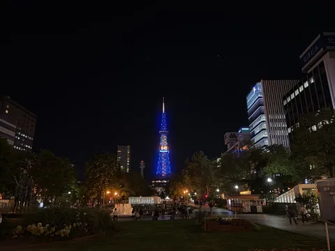 都会の夜景とリラックス空間