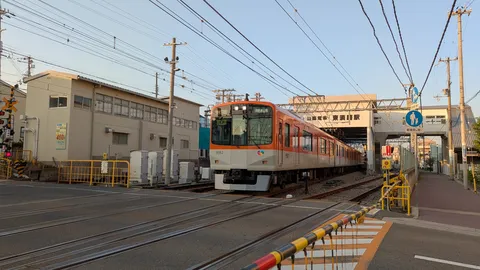 日常の風景に溶け込む、オレンジの電車