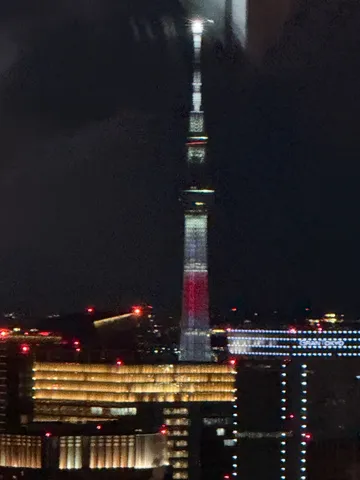 夜空に伸びる光の柱
