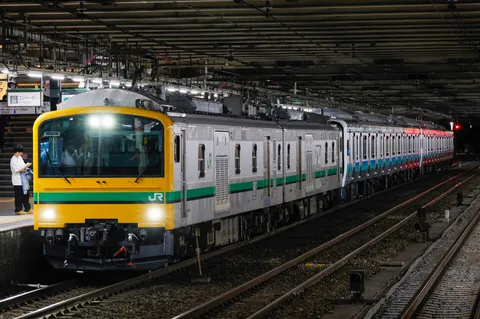駅に佇む、旅立ちの予感