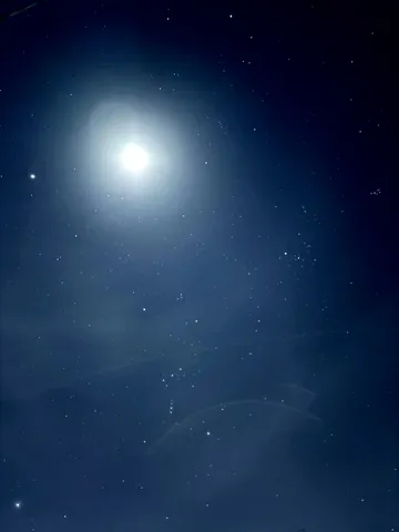 月光と星の静寂な夜