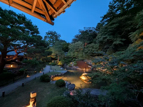 夜の庭に灯る水音