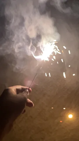 夜の手元で光が瞬く