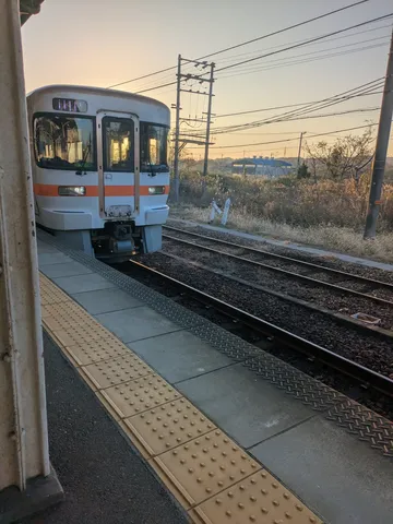 マジックアワーの駅に佇む列車
