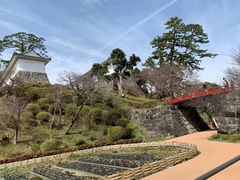 お城への道、赤い橋が誘う
