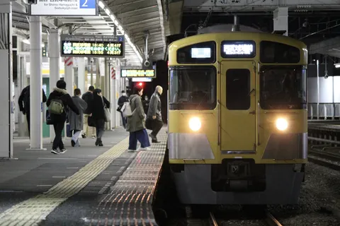 夜の駅を彩る黄色い電車
