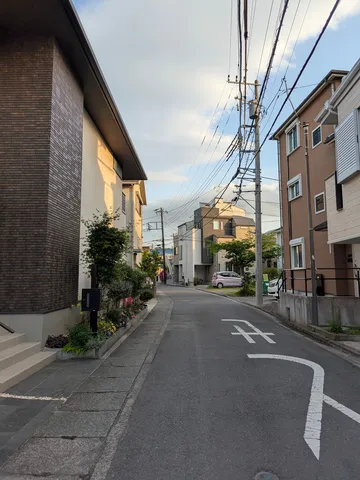 夕暮れ時の住宅街、電線と街灯のコントラスト