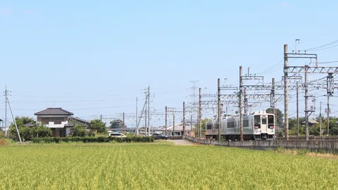 田園風景と都会を繋ぐ鉄路