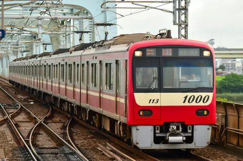 赤い列車が走る風景