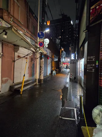 夜の路地裏、足元にご注意