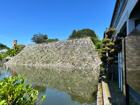 石垣と水鏡、静寂のコントラスト