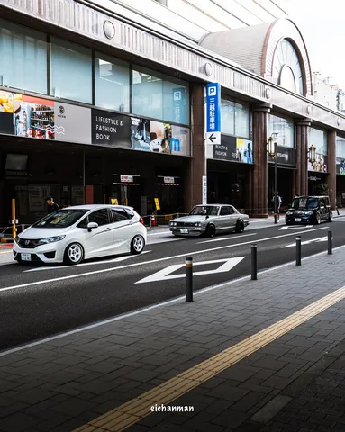 都会の車列とガラス壁
