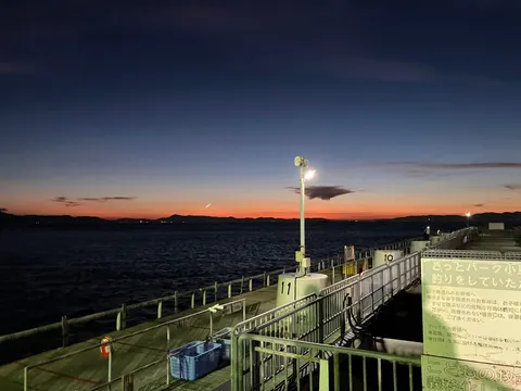 夕暮れ、釣り場に灯る光