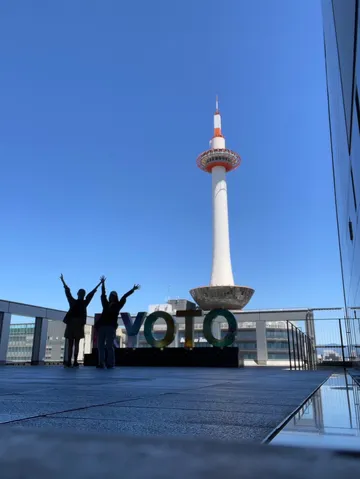 青空に伸びる塔とシルエット