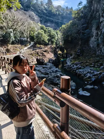 渓谷とピースサインの旅