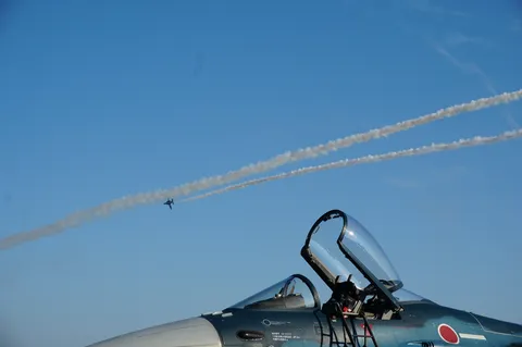 空に描く、二筋の白い線