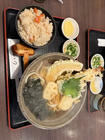 揚げたて天ぷらうどんでほっと一息