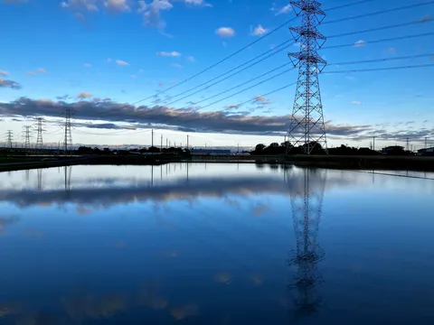 水面に映る空の回廊