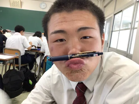 授業中のいたずら顔