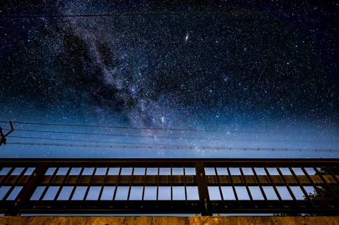 夜空と鉄柵の静寂
