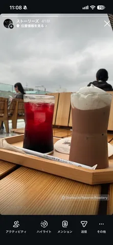 赤と白、曇り空のカフェ時間