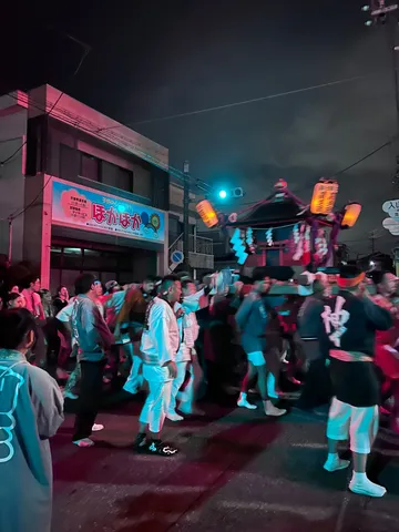 信号も参加する夜祭り