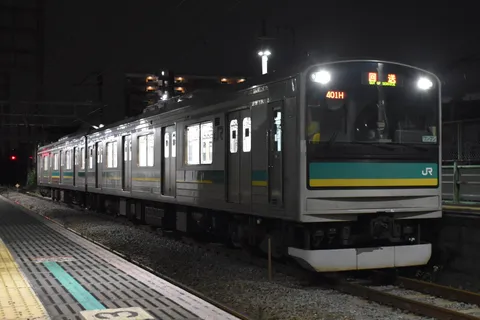 夜のホームを照らす列車