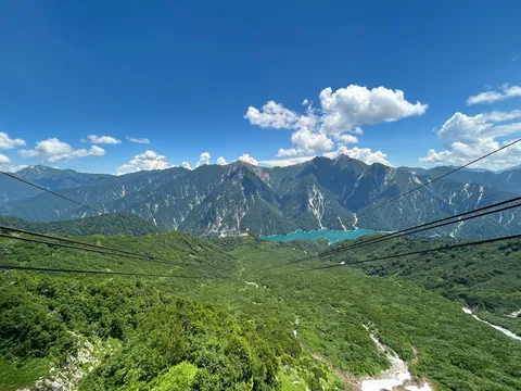 青い湖と山々の息吹