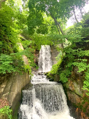 緑に抱かれた二段の滝