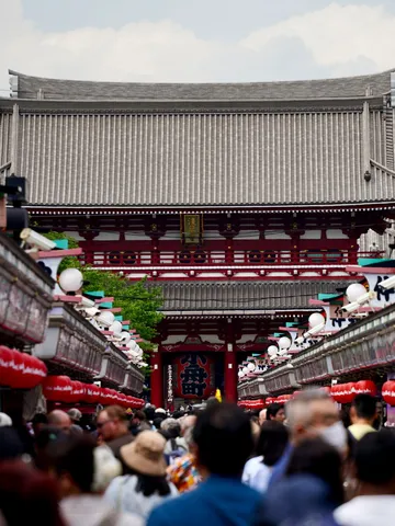 賑わう参道、朱の門へ