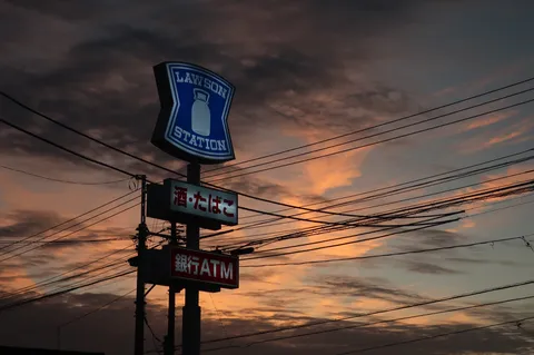 夕暮れのローソン、電気の光