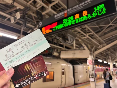 朝のホームに列車の影